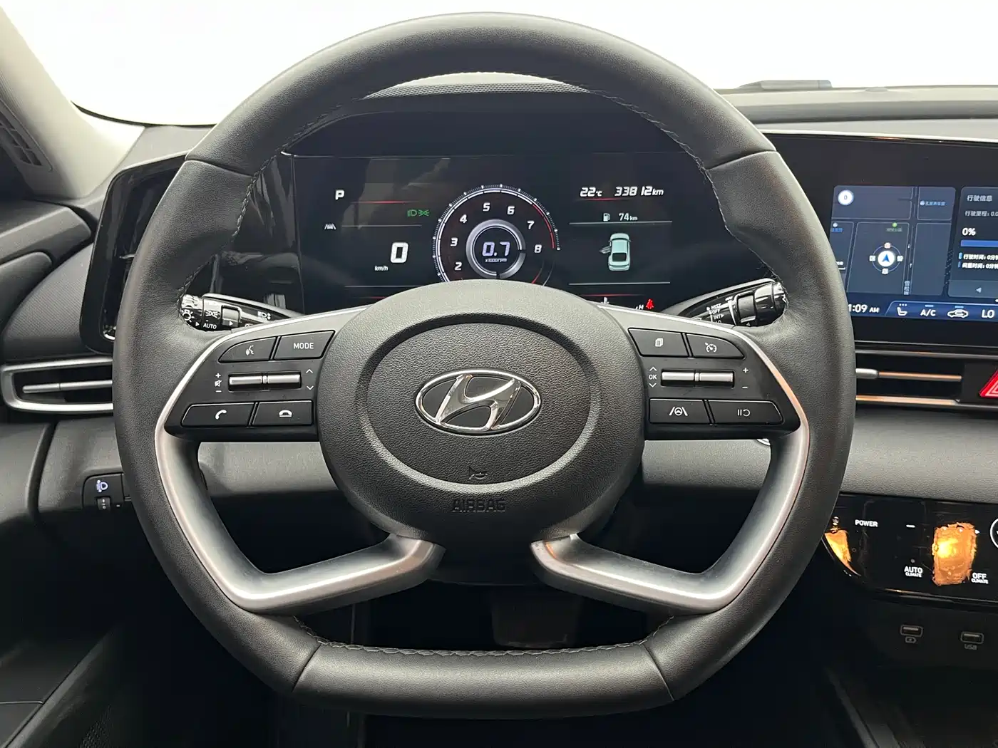 Hyundai Elantra 2022 1.5L CVT LUX Premium Edition фото 11