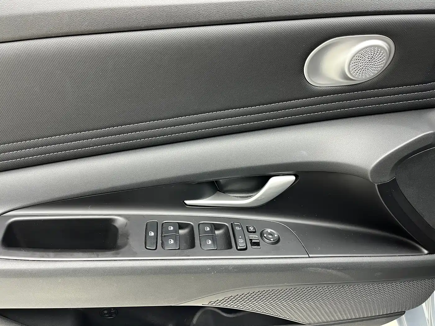 Hyundai Elantra 2022 1.5L CVT LUX Premium Edition фото 16