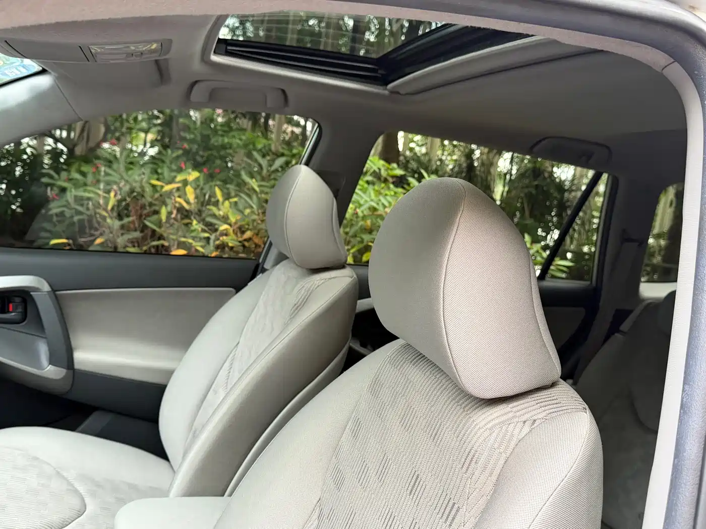 Toyota RAV4 Rongfang 2009 2.0L Automatic Luxury Edition фото 23