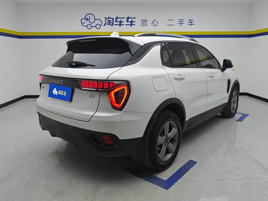 Фото 3 - Lynk & Co 01