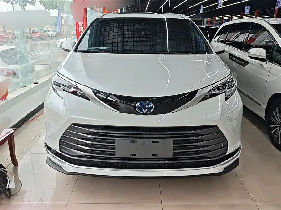 Toyota Sienna 2021 2.5L Hybrid Premium Edition фото 2