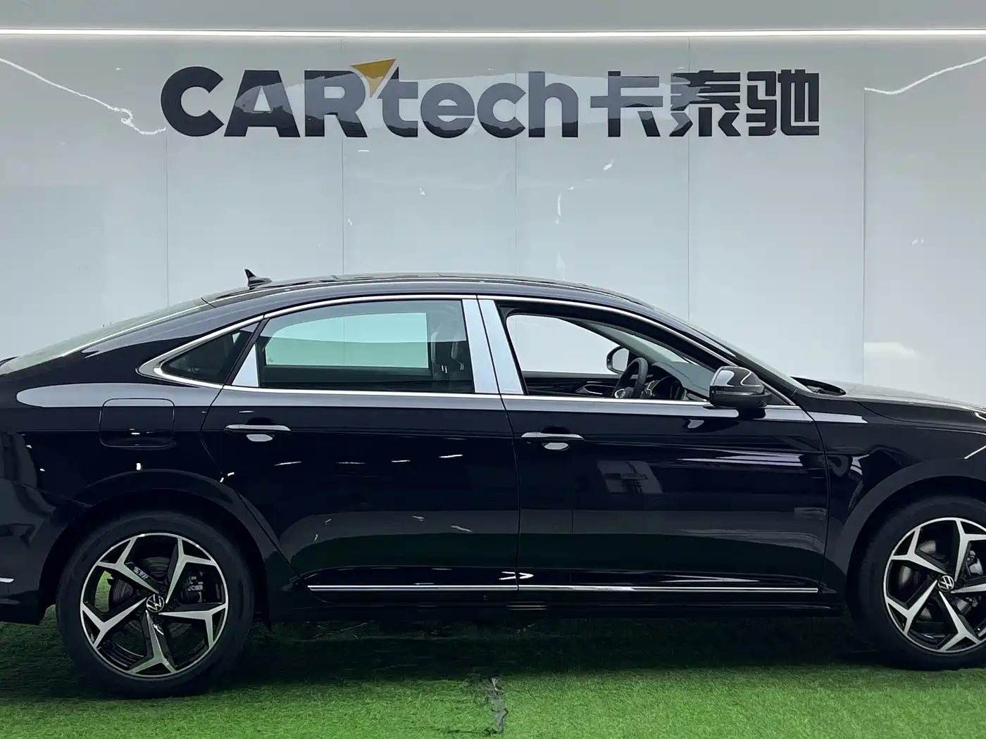 Volkswagen Passat 2026 Outstanding Edition 330TSI Elite Version фото 4