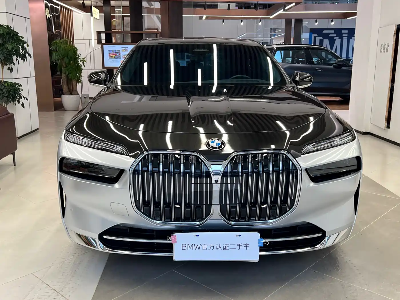 BMW 7 Series 2023 Model 740Li Leading Luxury Package фото 2