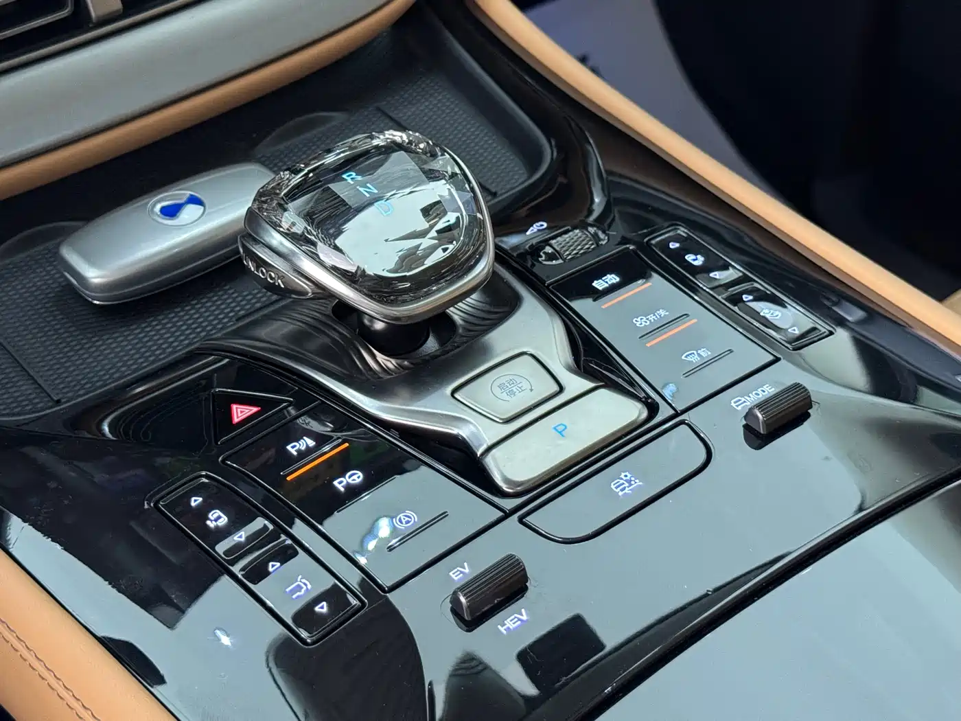 Denza D9 2024 DM-i 980 AWD Flagship фото 8