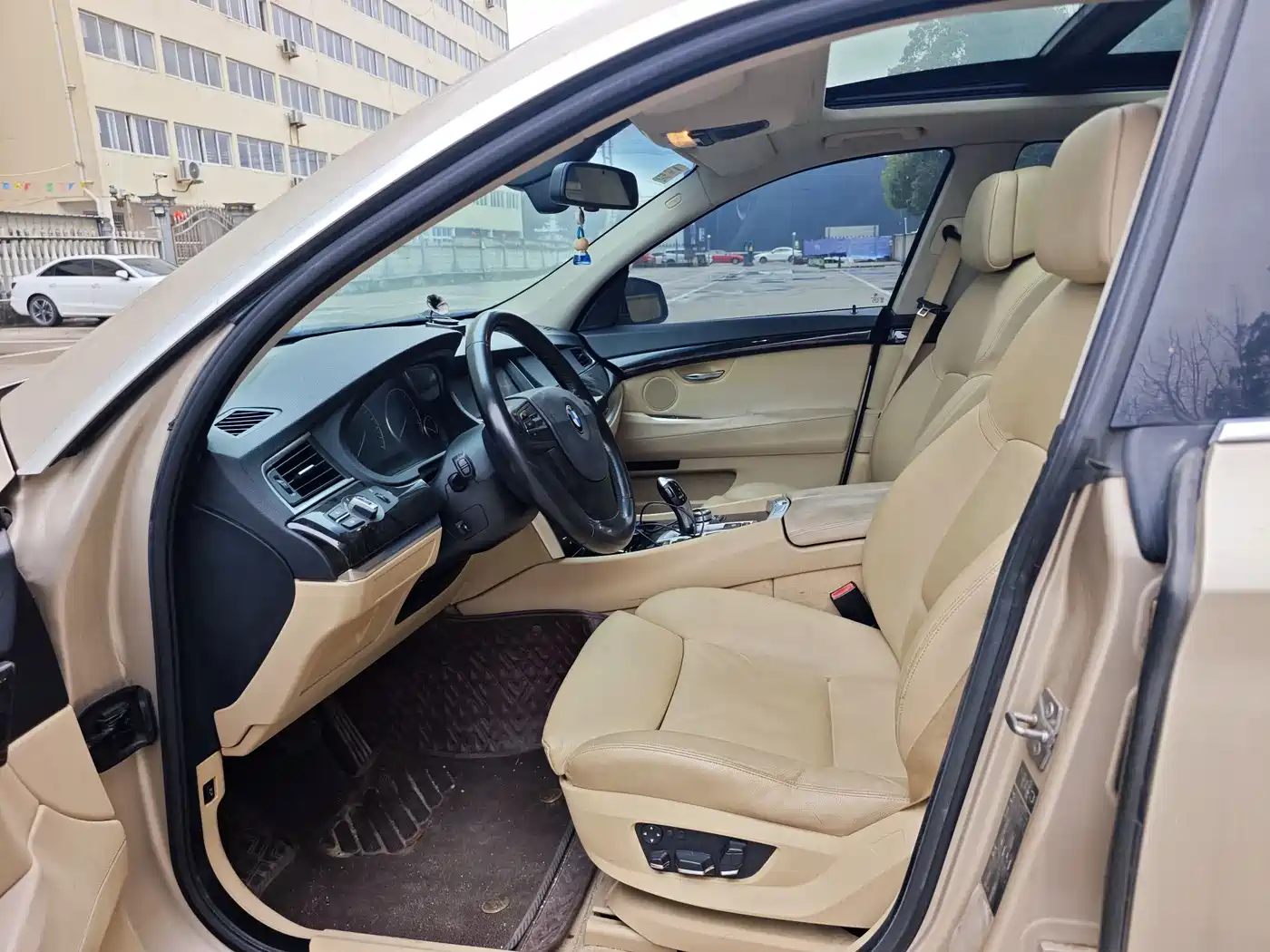 BMW 5 Series GT 2010 535i Leading Model фото 12
