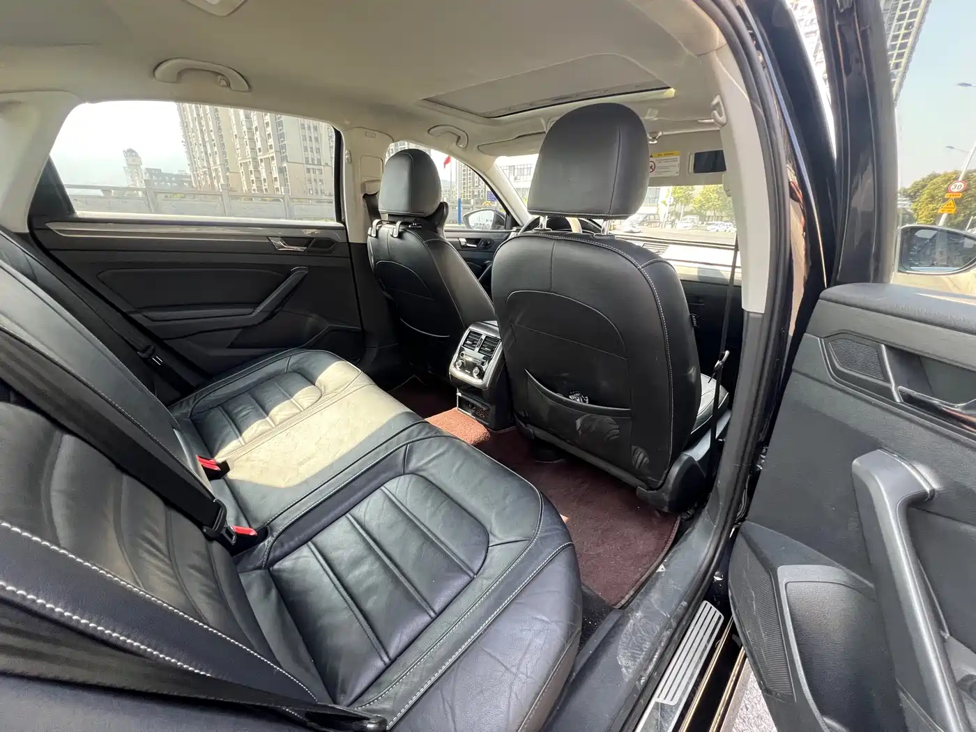 Volkswagen Passat 2016 280TSI DSG Honor Edition фото 8