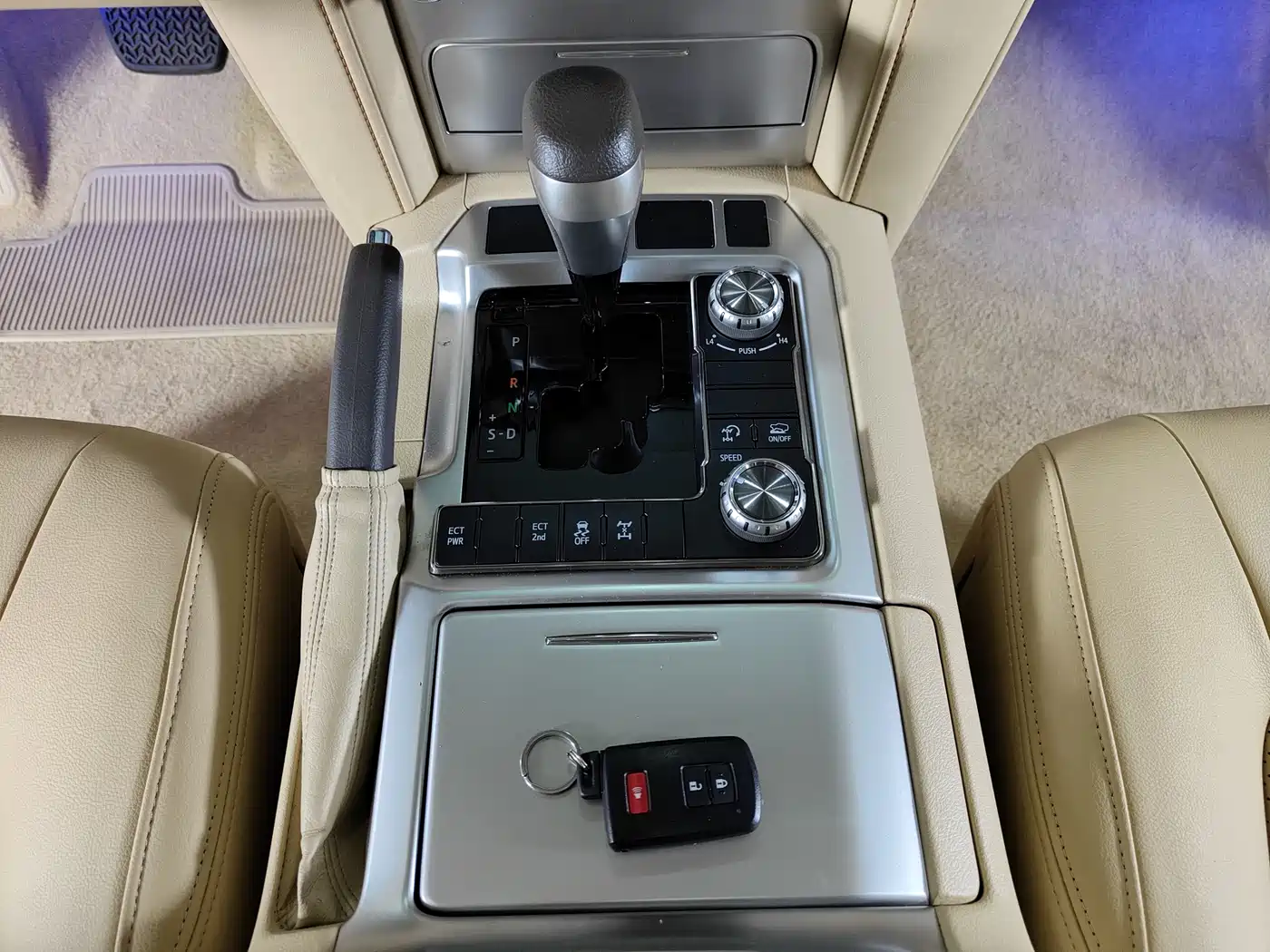 Toyota Land Cruiser (Import) 2015 4.0L V6 Middle East Limited Edition фото 11