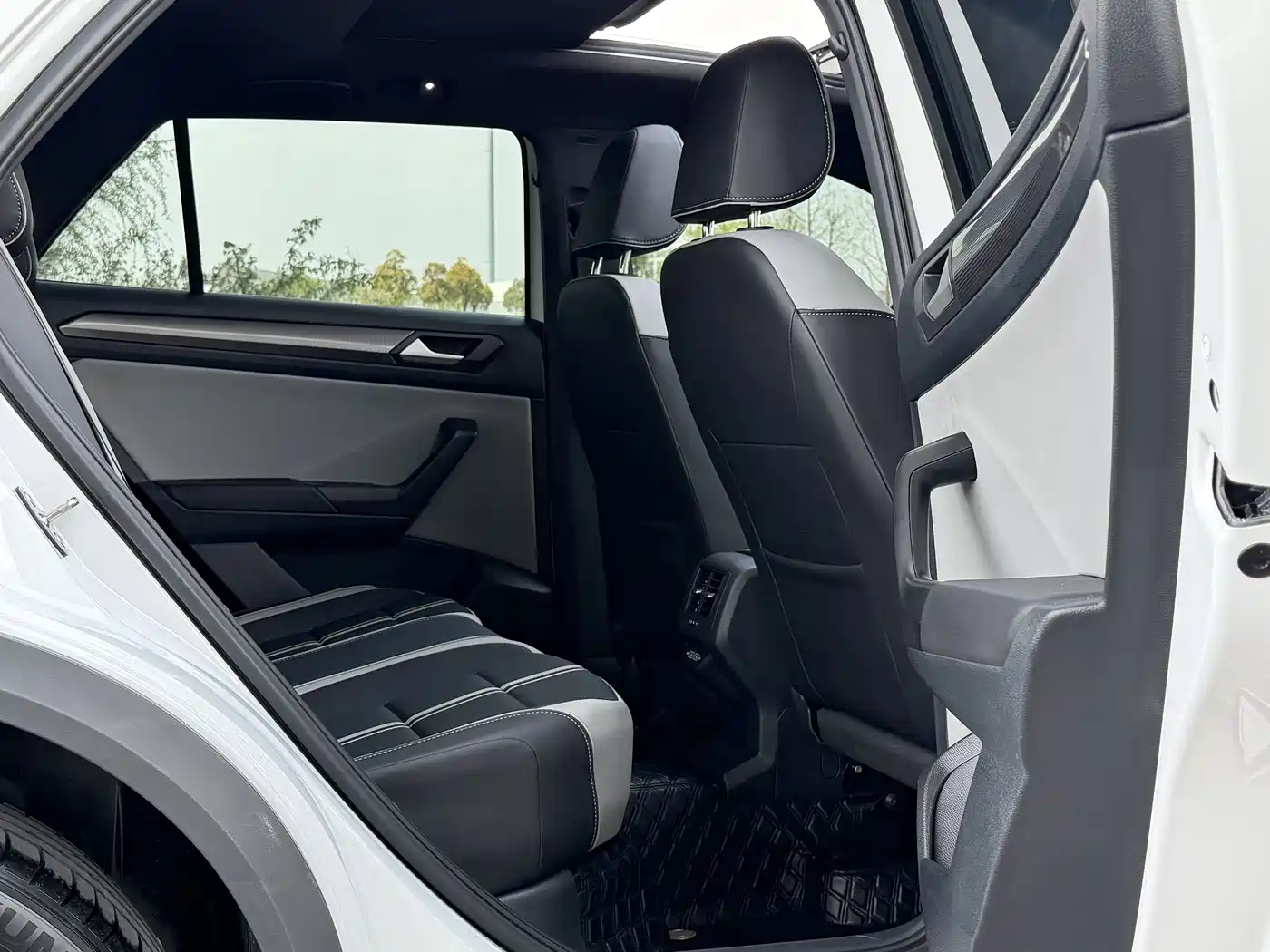 Volkswagen T-ROC 2024 300TSI DSG 2WD Morning Light Edition фото 11