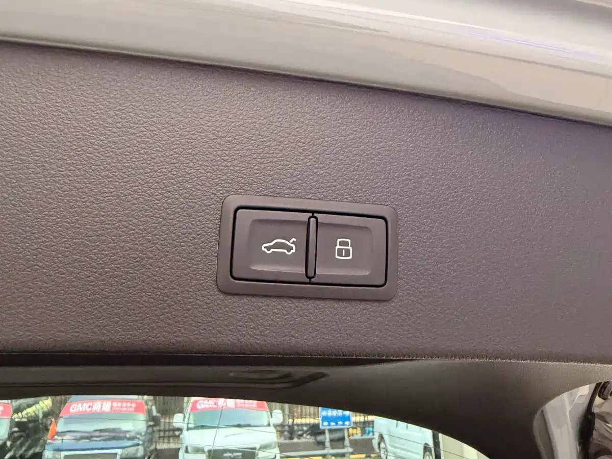 AUDI Q2L E-TRON