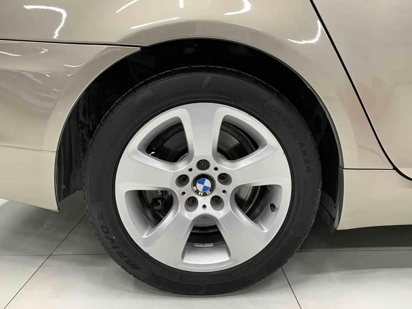 BMW 5 Series 2010 520Li Leading фото 14