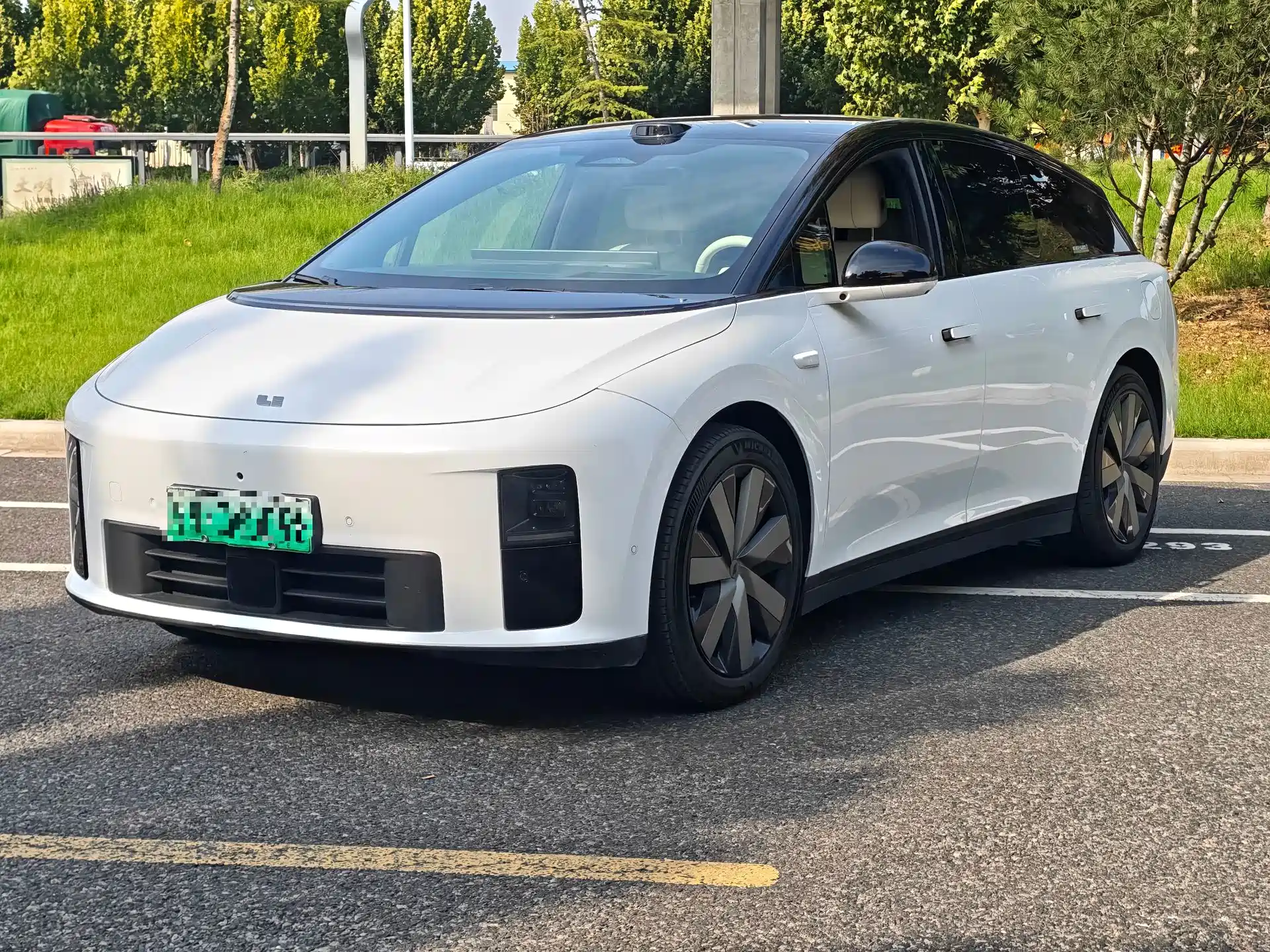 Photo 1 - Li Auto i6