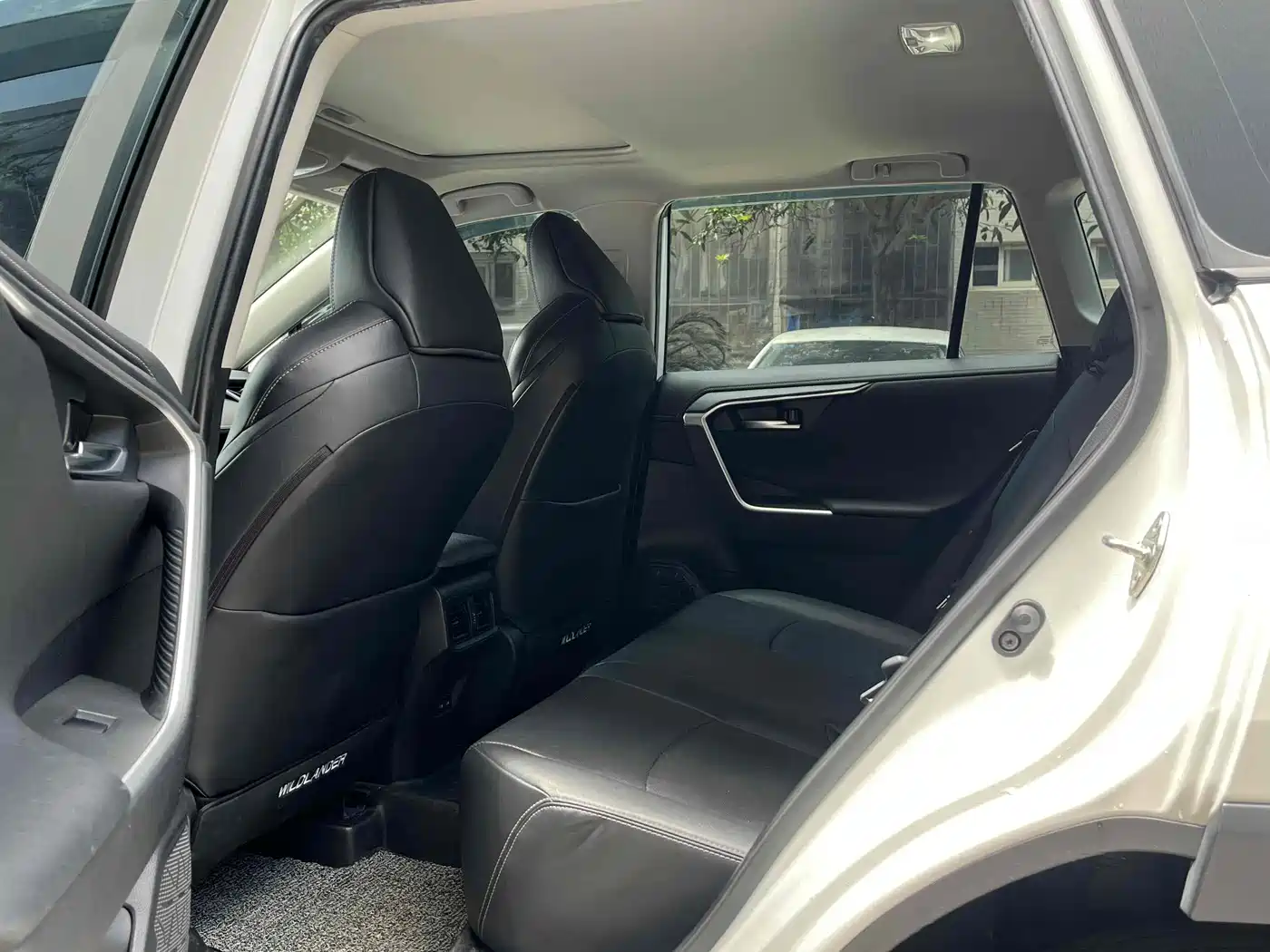 Toyota Wildlander 2022 2.0L CVT FWD Luxury Edition фото 9