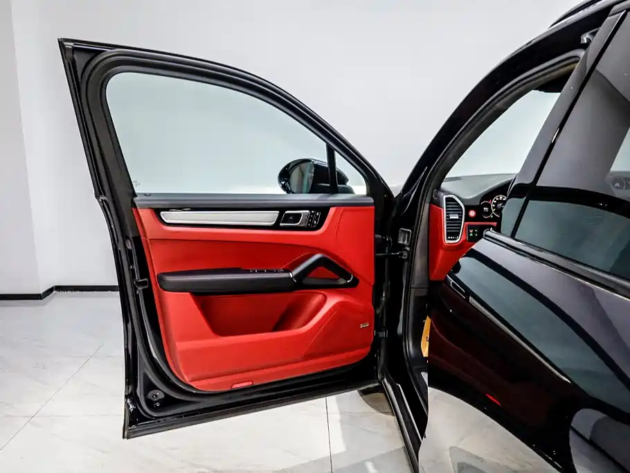 Photo 7 - Porsche Cayenne New Energy