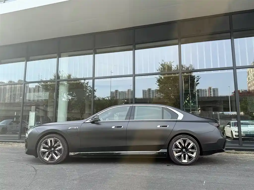 2025 BMW i7