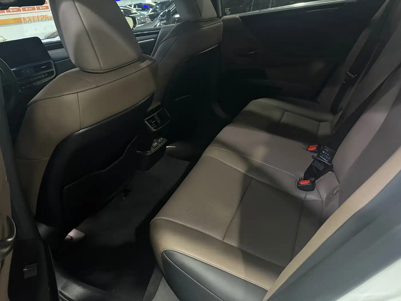 Фото 11 - Lexus ES