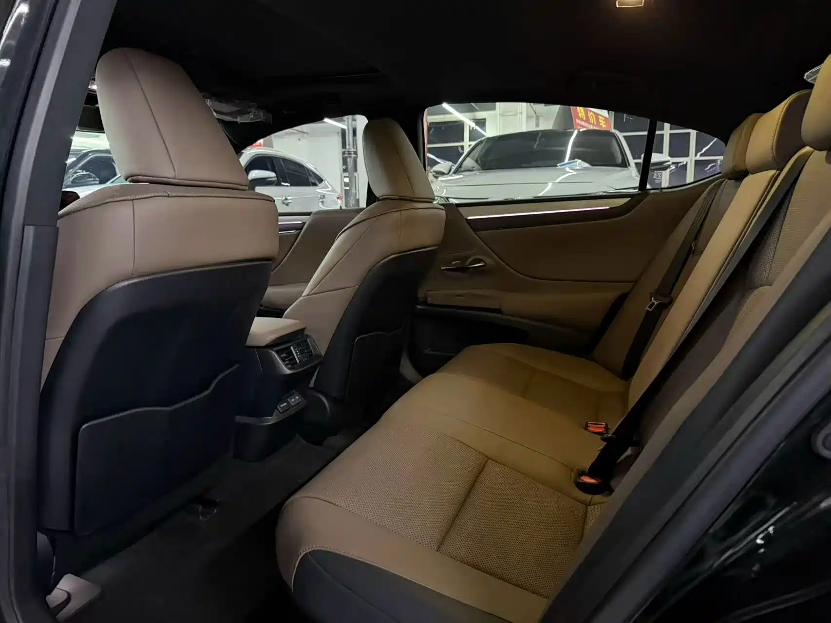 Photo 6 - Lexus ES