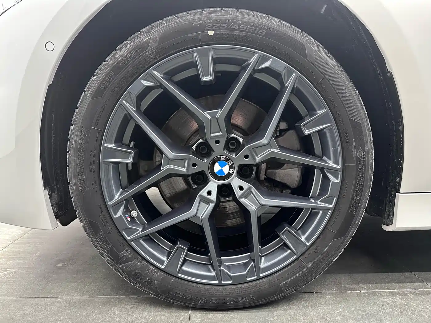 BMW 3 Series 2025 330Li M Sport Night Edition фото 6