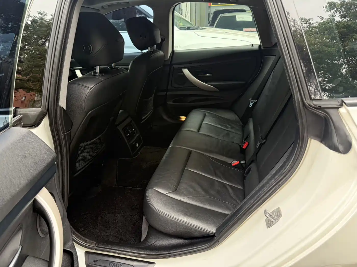 BMW 3 Series GT 2013 Model 320i Leading фото 10