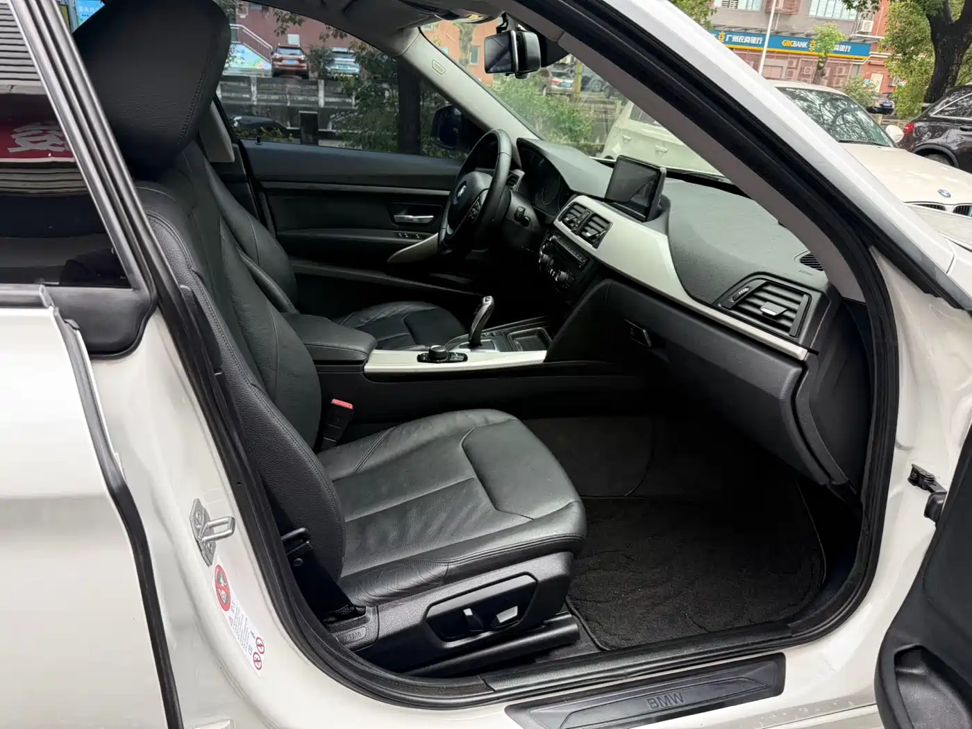 BMW 3 Series GT 2013 Model 320i Leading фото 11
