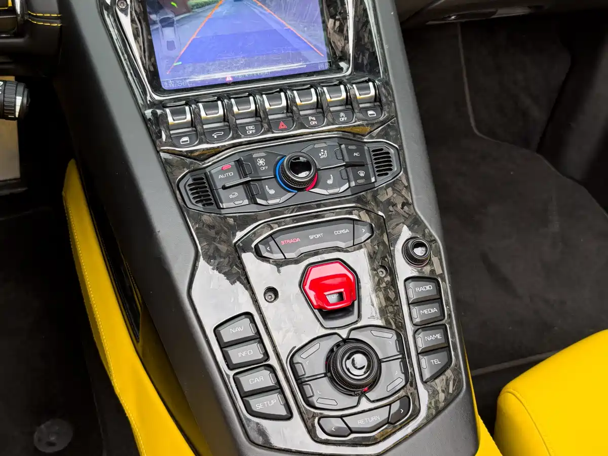 LAMBORGHINI AVENTADOR