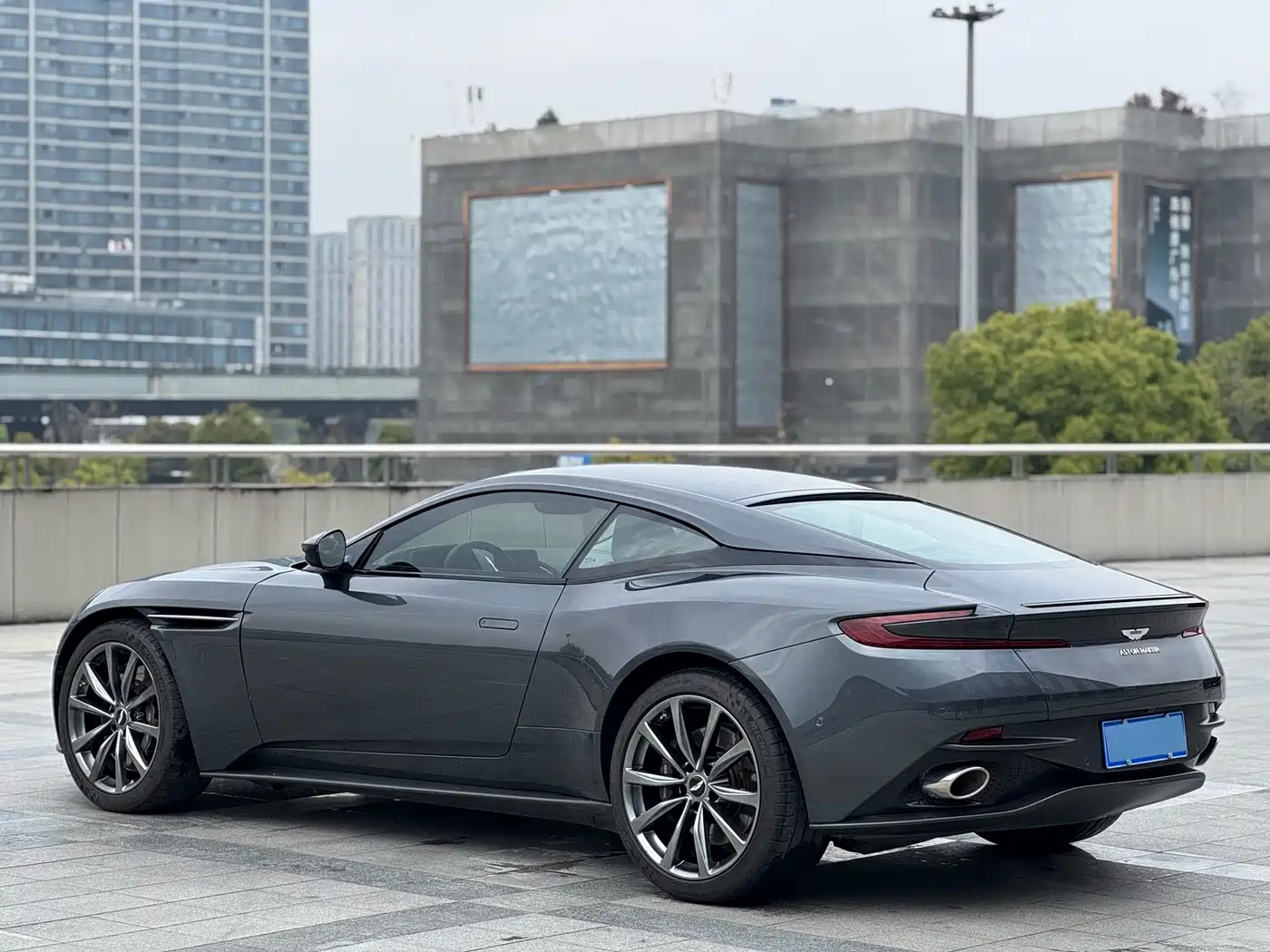 ASTON MARTIN DB11