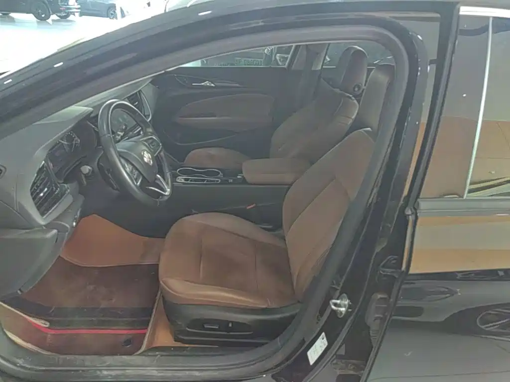 Photo 15 - Buick Regal