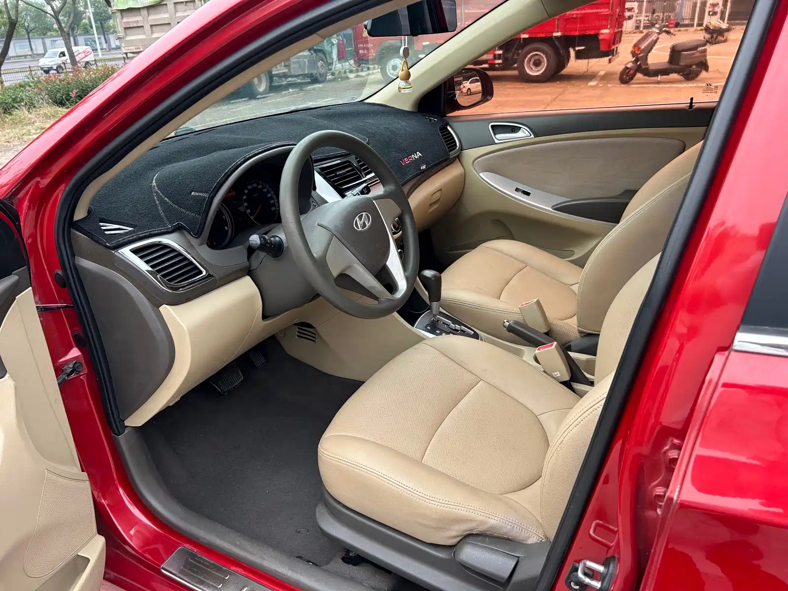 Photo 7 - Hyundai Verna