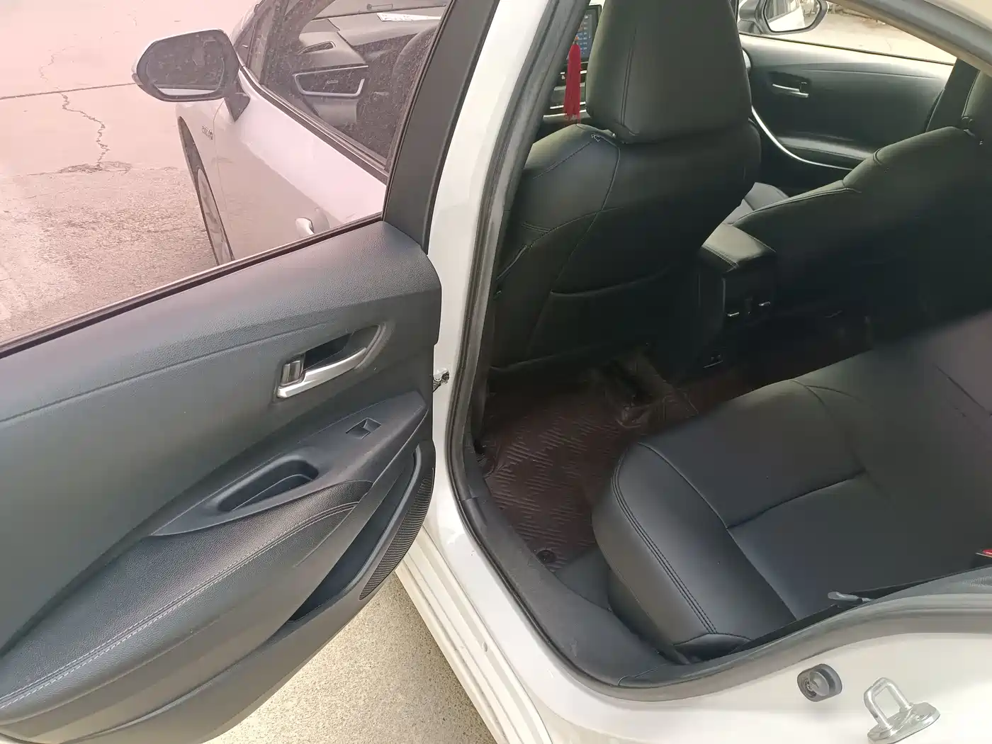 Toyota Corolla 2021 Hybrid 1.8L E-CVT Pioneer Edition фото 12