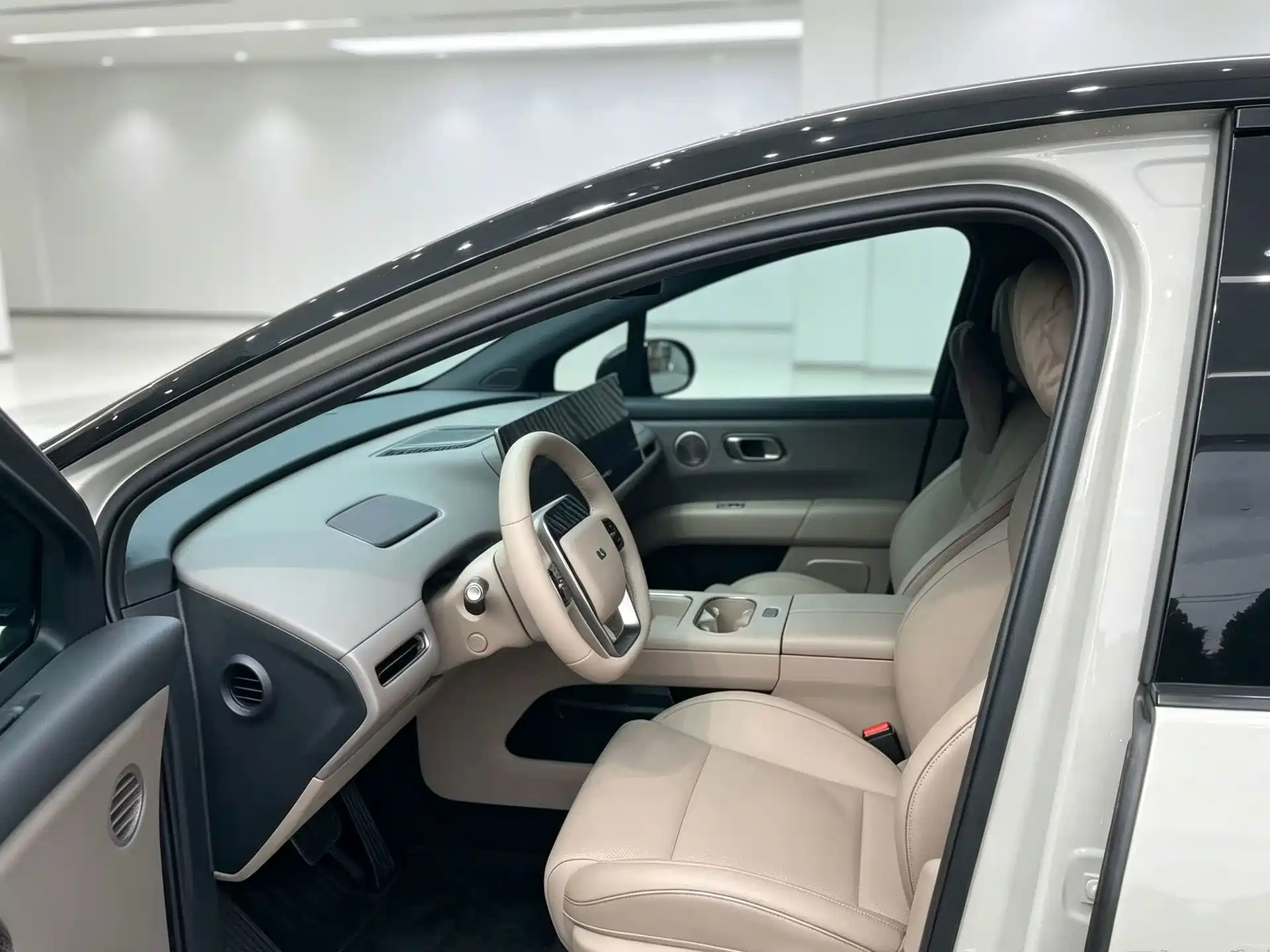 Photo 2 - Li Auto i6