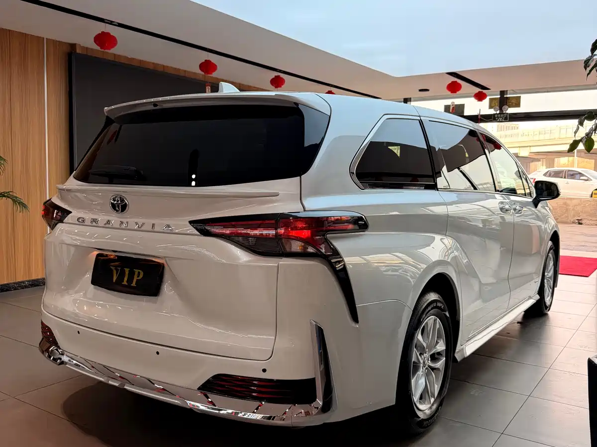 Toyota Granvia 2024 2.5L Hybrid Comfort фото 12