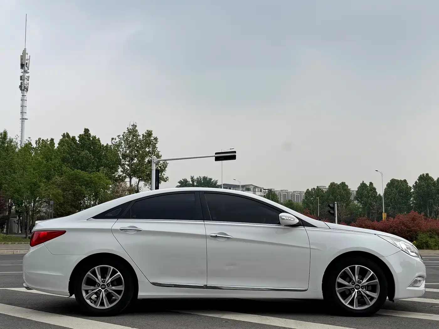 Hyundai Sonata 2014 2.0L Automatic Luxury фото 4