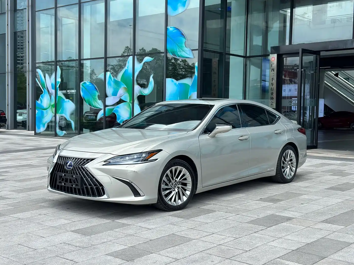 Фото 1 - Lexus ES