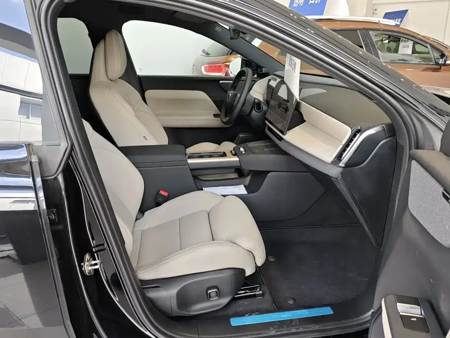 Photo 8 - Volvo XC70 Plug-in Hybrid