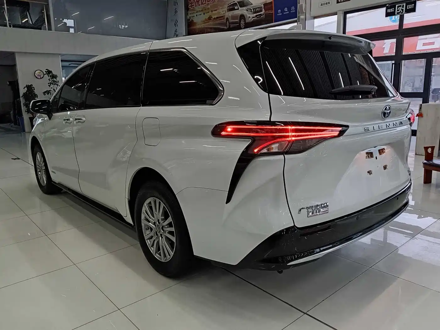 Toyota Sienna 2023 2.5L Hybrid Premium Edition фото 6