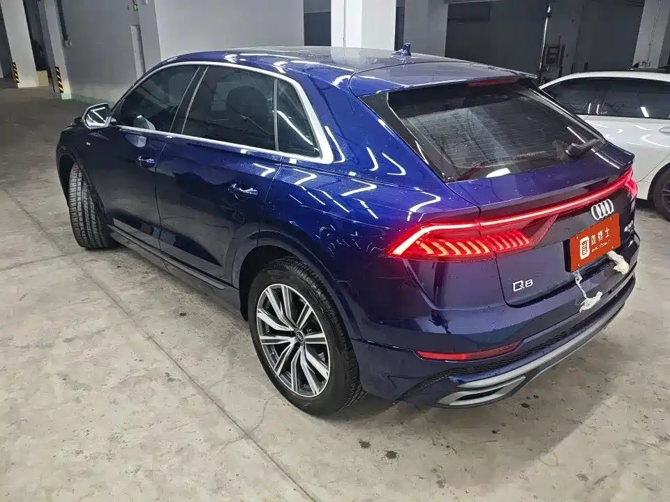 Photo 3 - Audi Q8