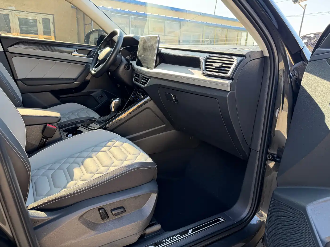 Volkswagen Tayron 2022 330TSI 2WD Luxury Smart Connect Edition фото 12