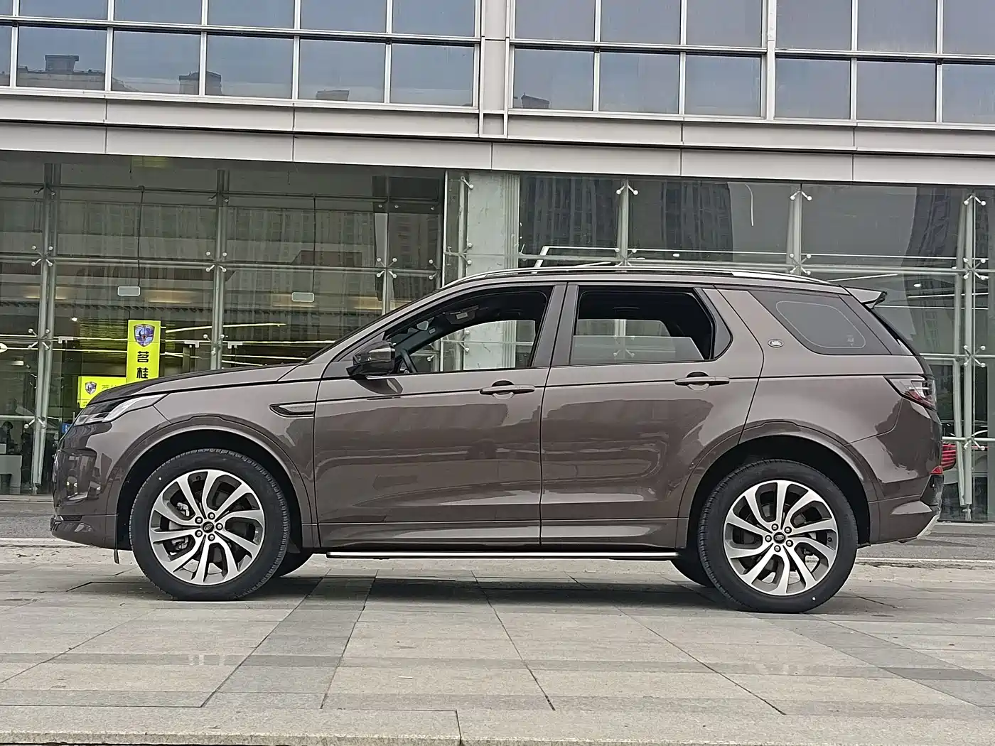 Land Rover Discovery Sport 2022 Model 249PS R-Dynamic S Performance Edition 5-Seater фото 5