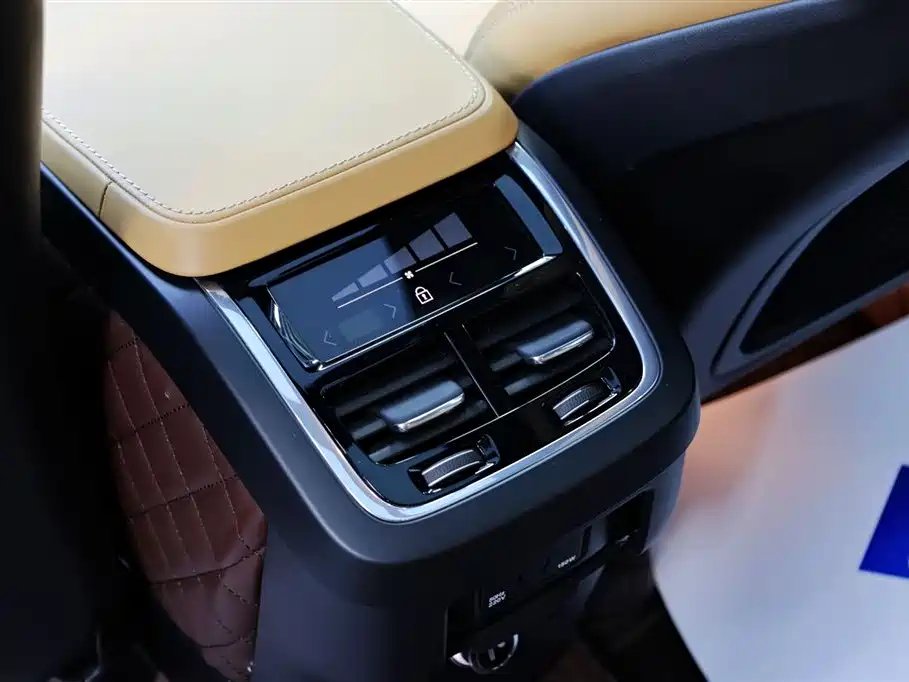 Фото 33 - Volvo XC90