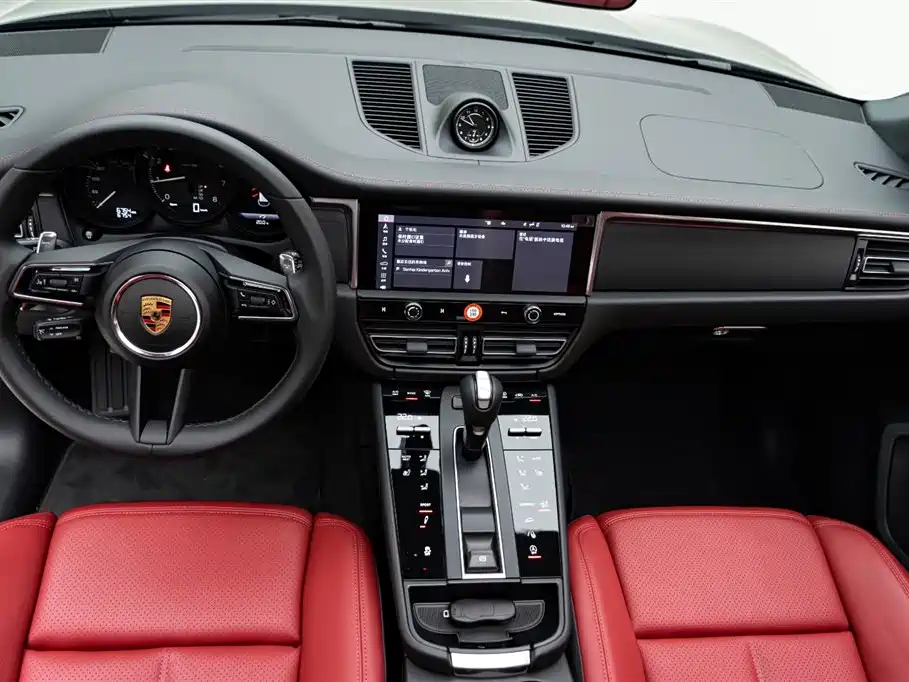 PORSCHE MACAN