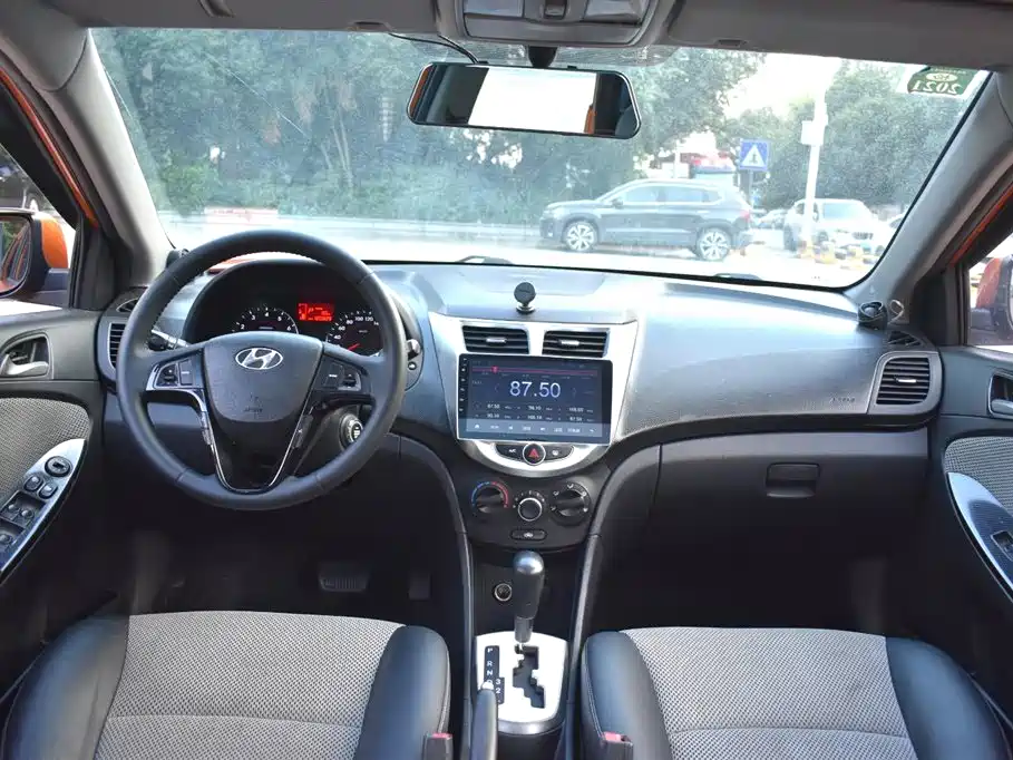 Hyundai Reina 2014 Model 1.4L Automatic GLX фото 14