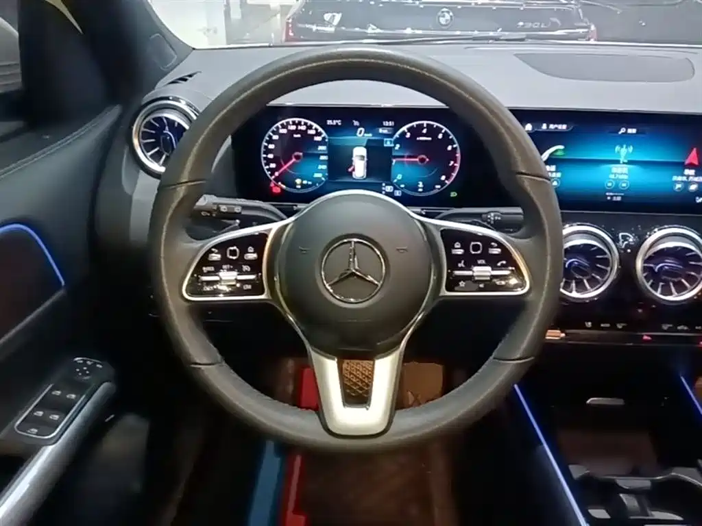 MERCEDES-BENZ GLA