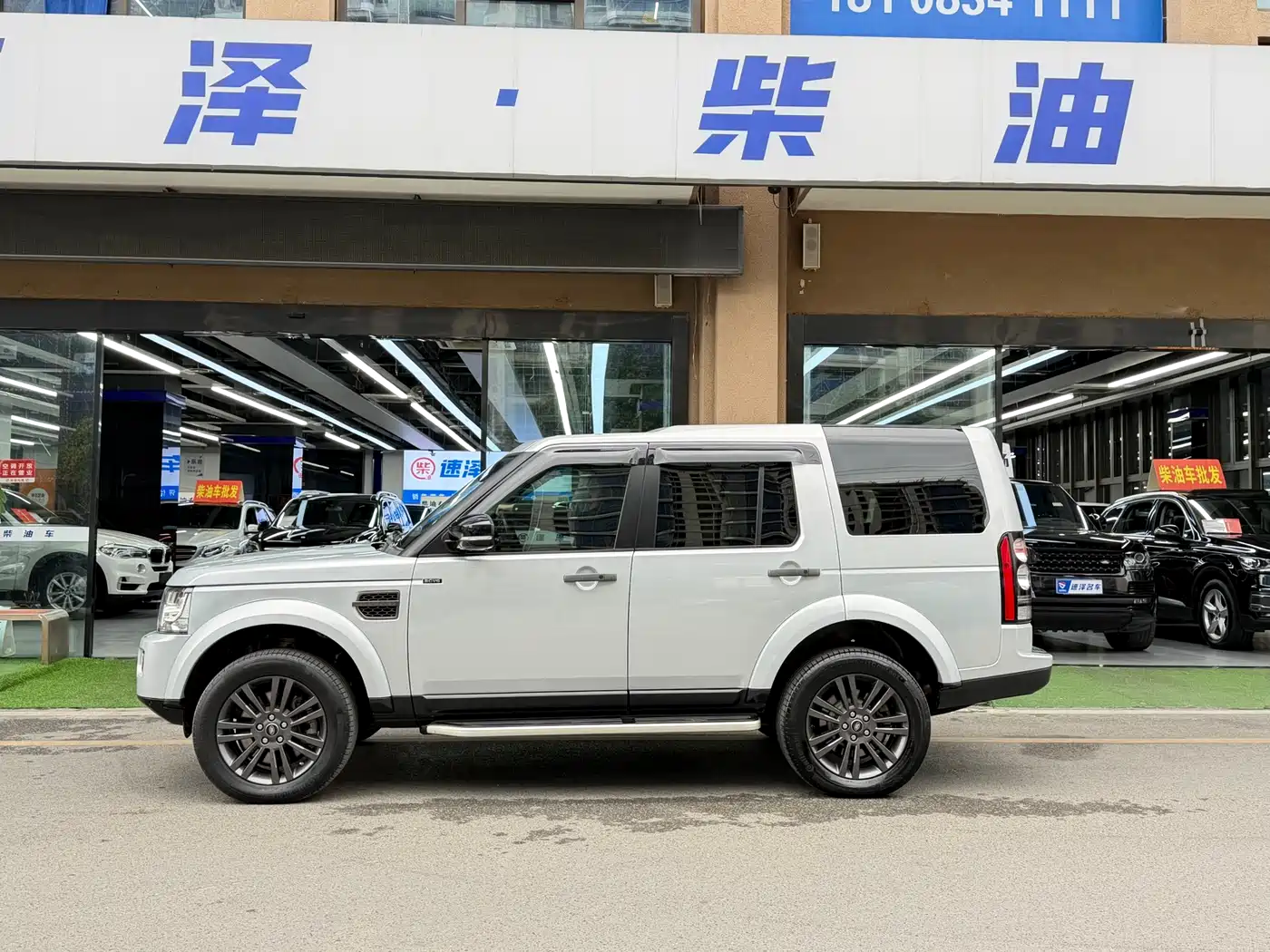 Land Rover Discovery 2016 3.0 SC V6 SE фото 11