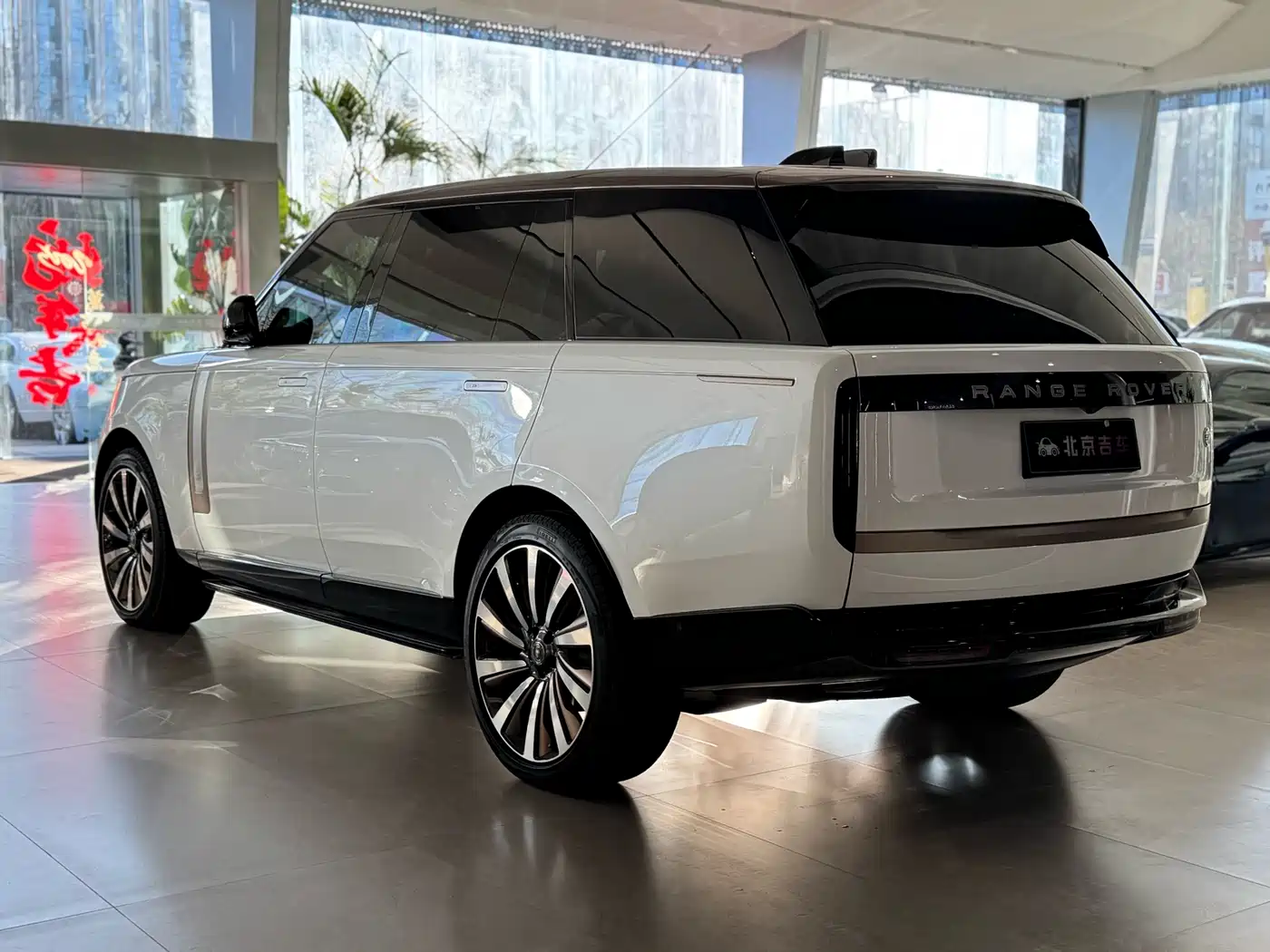Land Rover Range Rover 2024 3.0 L6 400PS SV Prestige Genesis Extended 4-Seater фото 6