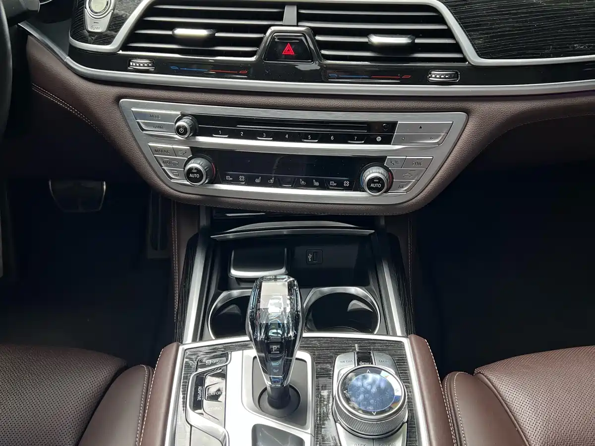 BMW 7 Series 2018 740Li Leading Type M Sport Package фото 17