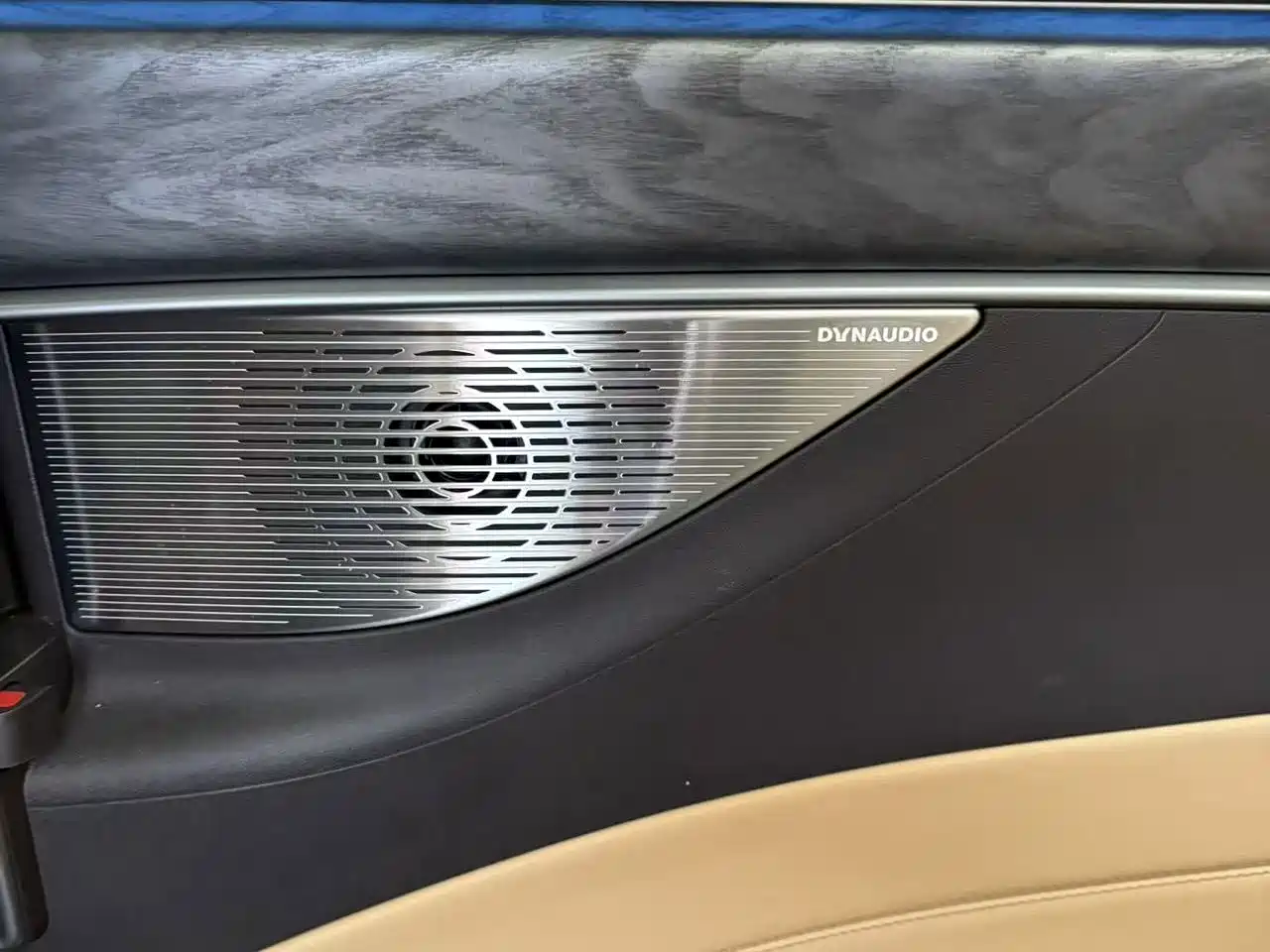 Denza D9 2025 2024 DM-i 980 AWD Premium