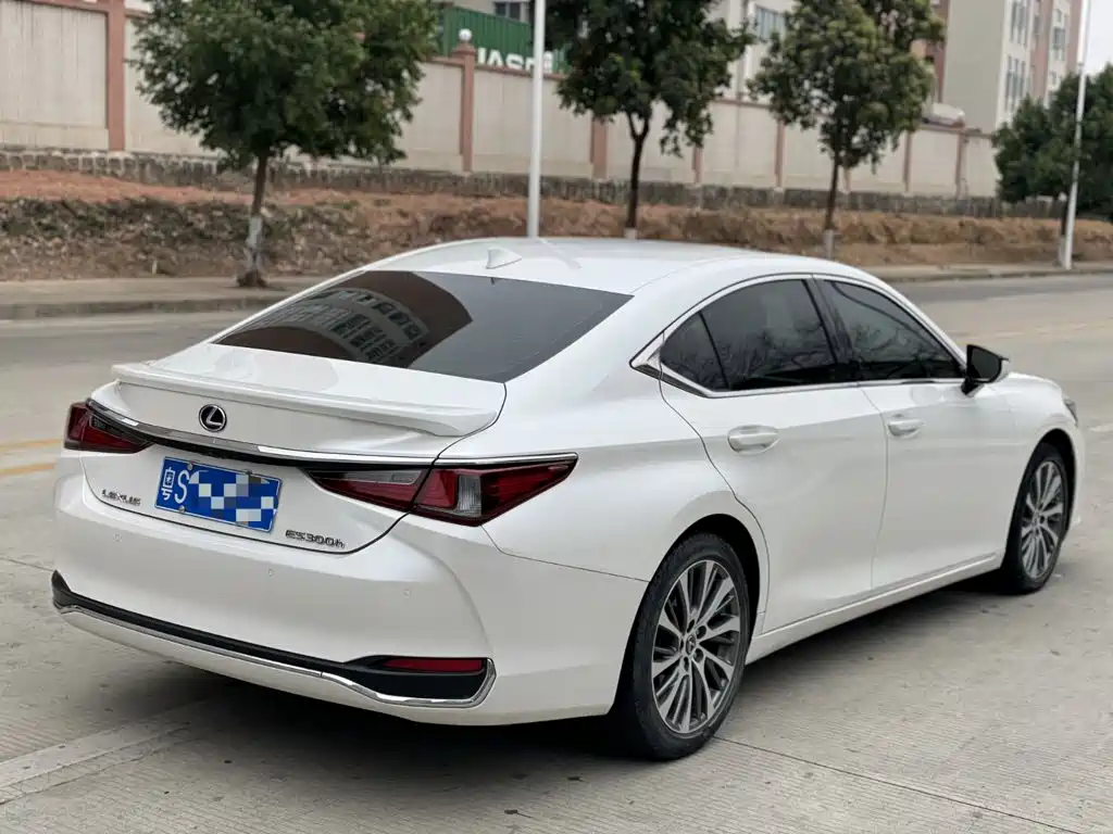 Фото 3 - Lexus ES