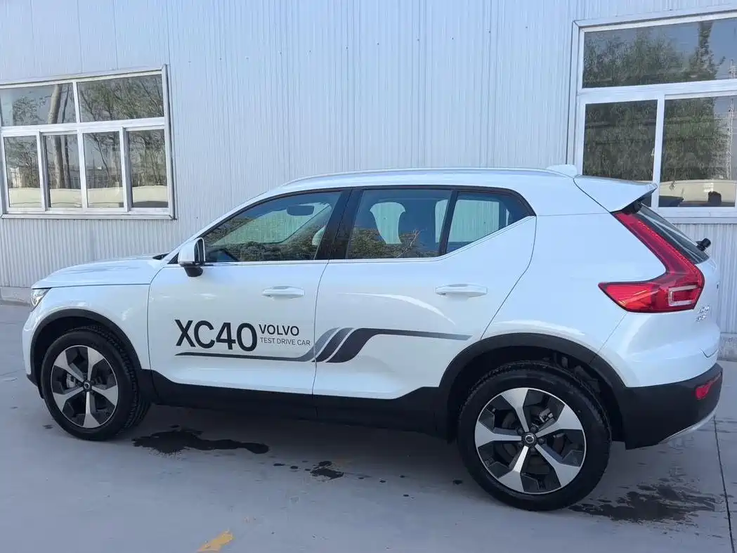 Фото 8 - Volvo XC40