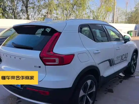 Фото 11 - Volvo XC40