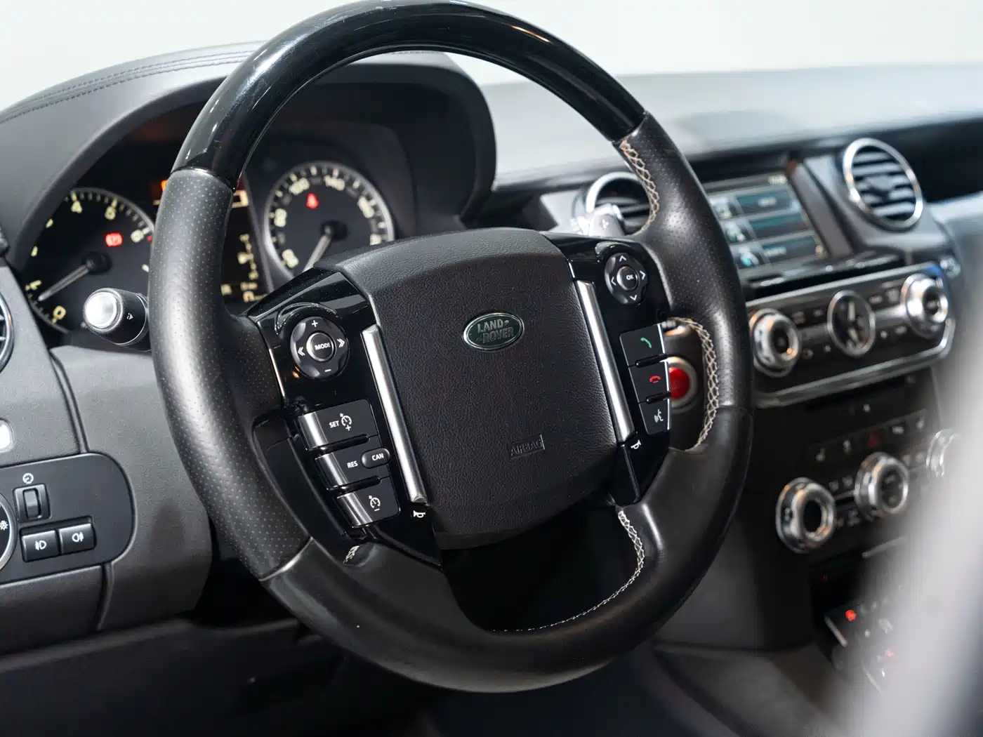 Land Rover Discovery 2014 3.0 SC V6 XXV Edition фото 4