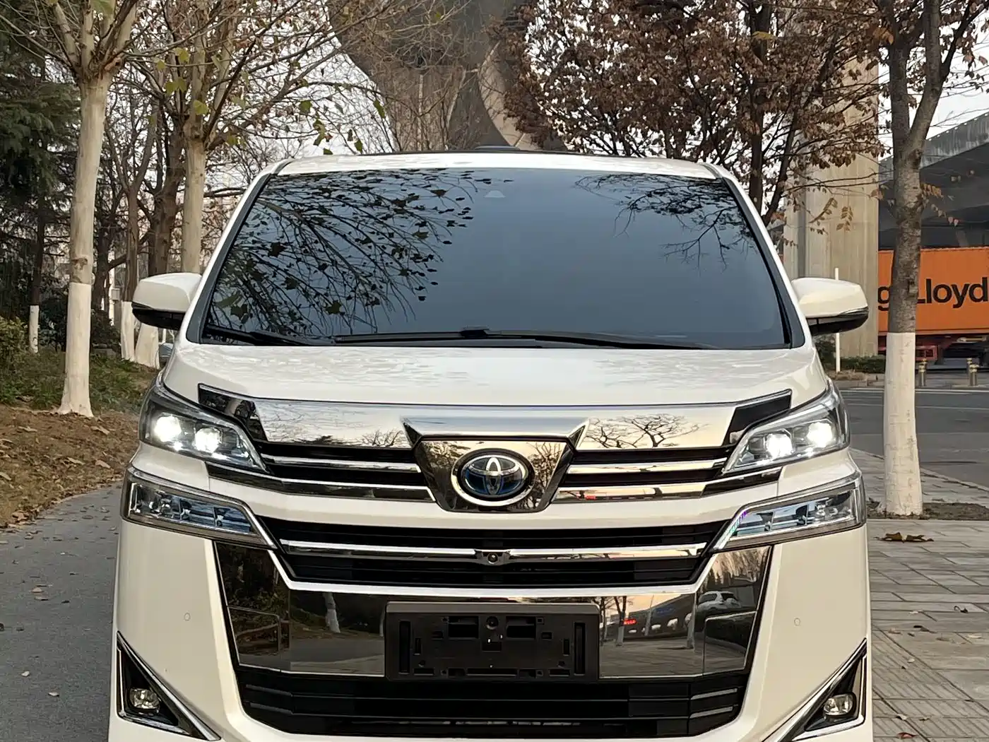 Toyota Vellfire 2019 Hybrid 2.5L HV Premium Edition фото 2